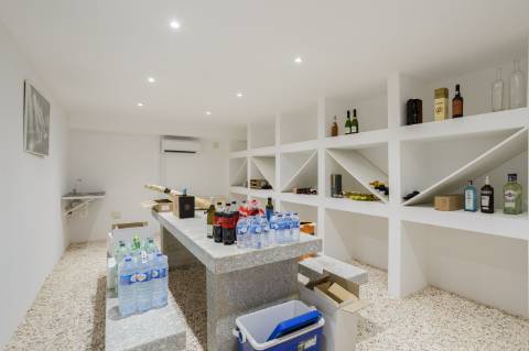 EXCLUSIVIDADE
Excecional propriedade contemporânea de 4 quartos, situada numa zona residencial tranquila, a apenas 10 minutos de Olhão e 5 minutos de Moncarapacho.