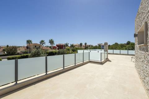 EXCLUSIVIDADE
Excecional propriedade contemporânea de 4 quartos, situada numa zona residencial tranquila, a apenas 10 minutos de Olhão e 5 minutos de Moncarapacho.