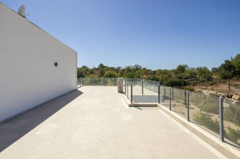 EXCLUSIVIDADE
Excecional propriedade contemporânea de 4 quartos, situada numa zona residencial tranquila, a apenas 10 minutos de Olhão e 5 minutos de Moncarapacho.