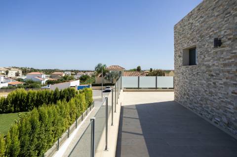 EXCLUSIVIDADE
Excecional propriedade contemporânea de 4 quartos, situada numa zona residencial tranquila, a apenas 10 minutos de Olhão e 5 minutos de Moncarapacho.