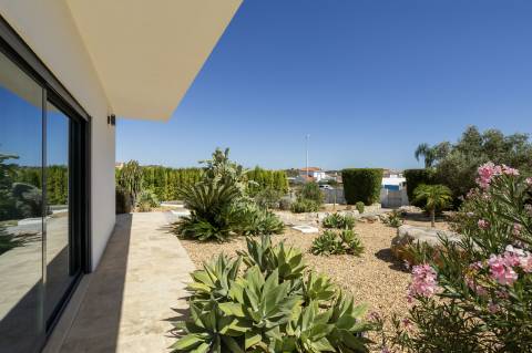 EXCLUSIVIDADE
Excecional propriedade contemporânea de 4 quartos, situada numa zona residencial tranquila, a apenas 10 minutos de Olhão e 5 minutos de Moncarapacho.