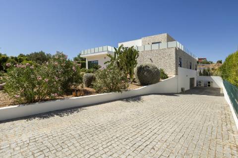 EXCLUSIVIDADE
Excecional propriedade contemporânea de 4 quartos, situada numa zona residencial tranquila, a apenas 10 minutos de Olhão e 5 minutos de Moncarapacho.