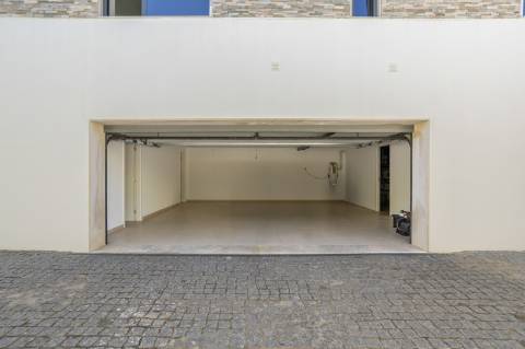 EXCLUSIVIDADE
Excecional propriedade contemporânea de 4 quartos, situada numa zona residencial tranquila, a apenas 10 minutos de Olhão e 5 minutos de Moncarapacho.