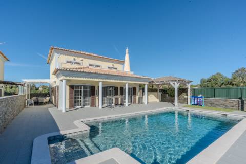 Moradia 4 quartos com garagem e piscina perto Loulé