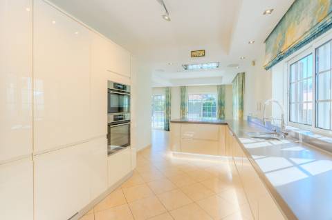 Moradia 4 quartos com garagem e piscina perto Loulé