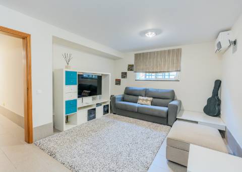Moradia 4 quartos com garagem e piscina perto Loulé