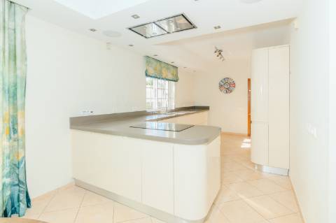 Moradia 4 quartos com garagem e piscina perto Loulé