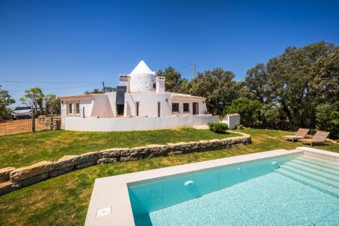 Moinho com casa, piscina e terreno com 12.200m2, em São Brás de Alportel