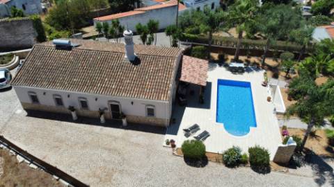 Moradia Tradicional Térrea 3 quartos e piscina