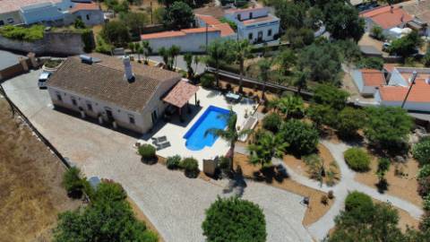 Moradia Tradicional Térrea 3 quartos e piscina