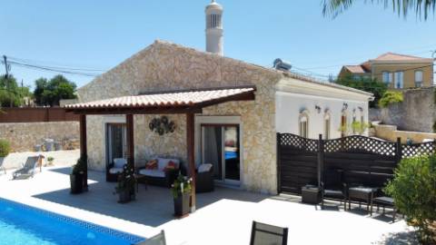 Moradia Tradicional Térrea 3 quartos e piscina