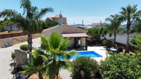 Moradia Tradicional Térrea 3 quartos e piscina