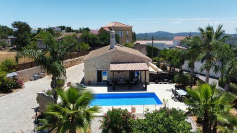 Moradia Tradicional Térrea 3 quartos e piscina