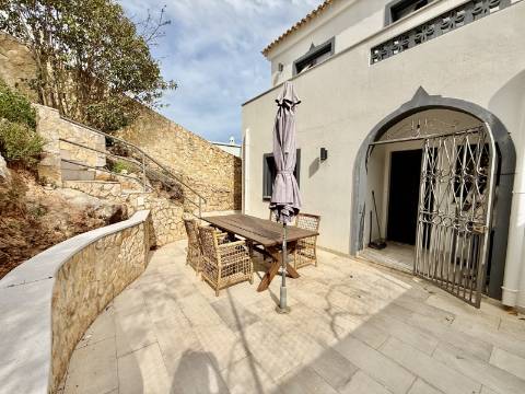 Elegante Moradia Familiar com Espaço Exterior a Minutos de Loulé