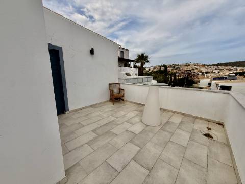 Elegante Moradia Familiar com Espaço Exterior a Minutos de Loulé