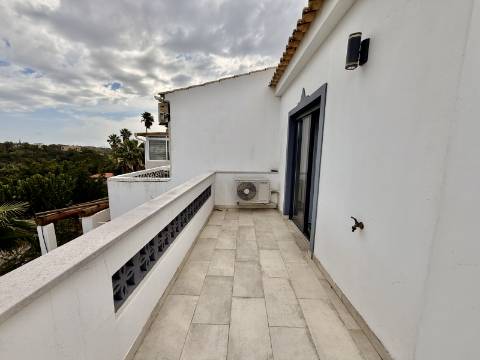 Elegante Moradia Familiar com Espaço Exterior a Minutos de Loulé