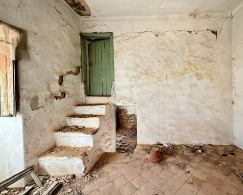 Casa tradicional para renovar I 352 m2 I 3,250 m2 de terrenoI Querença, Loulé