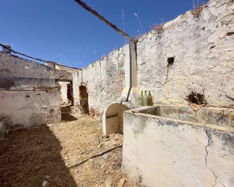 Casa tradicional para renovar I 352 m2 I 3,250 m2 de terrenoI Querença, Loulé