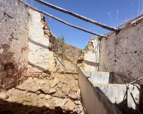 Casa tradicional para renovar I 352 m2 I 3,250 m2 de terrenoI Querença, Loulé