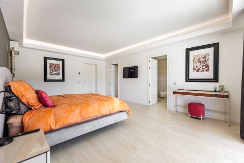 Moradia de exceção com piscina e vista para o golfe, num complexo prestigiado e seguro