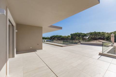 Moradia de exceção com piscina e vista para o golfe, num complexo prestigiado e seguro