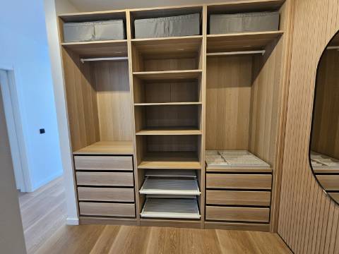 Magnífico apartamento T3 completamente renovado, com pormenores muito bonitos e funcionais.