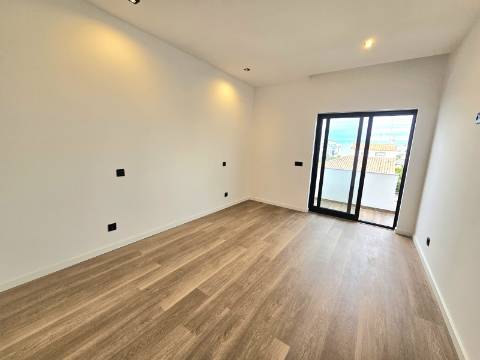 Magnífico apartamento T3 completamente renovado, com pormenores muito bonitos e funcionais.