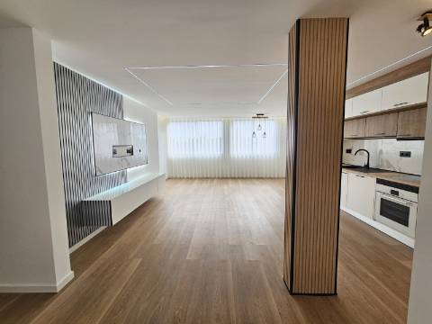 Magnífico apartamento T3 completamente renovado, com pormenores muito bonitos e funcionais.