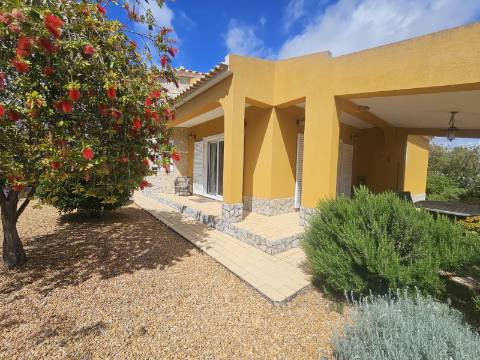 Moradia independente térrea com 4 quartos à venda em Loulé, Algarve.