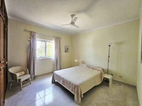 Moradia independente térrea com 4 quartos à venda em Loulé, Algarve.