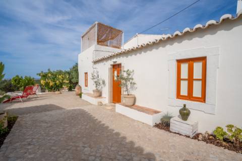 Quinta renovado com muito gosto e vista mar
