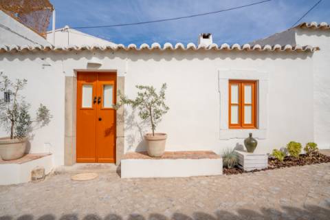 Quinta renovado com muito gosto e vista mar