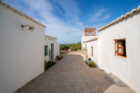 Quinta renovado com muito gosto e vista mar