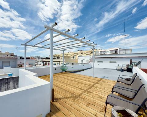 CPCV ASSINADO
Casa com charme autêntico I 2 quartos I Patio I Rooftop no centro histórico de Olhão