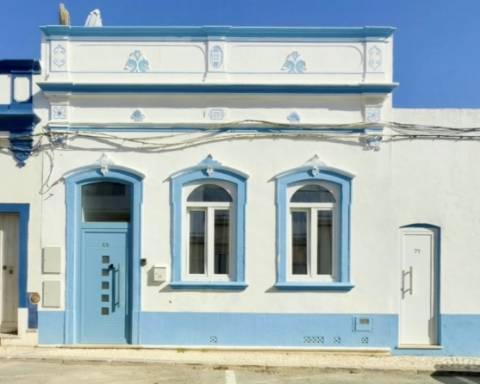 CPCV ASSINADO
Casa com charme autêntico I 2 quartos I Patio I Rooftop no centro histórico de Olhão