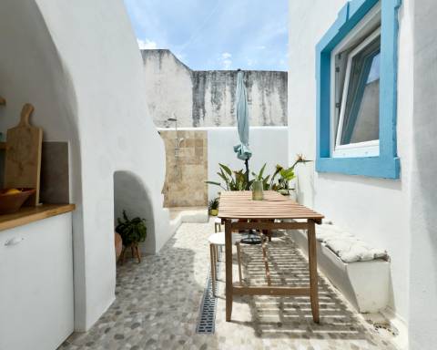 CPCV ASSINADO
Casa com charme autêntico I 2 quartos I Patio I Rooftop no centro histórico de Olhão