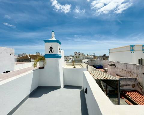 CPCV ASSINADO
Casa com charme autêntico I 2 quartos I Patio I Rooftop no centro histórico de Olhão