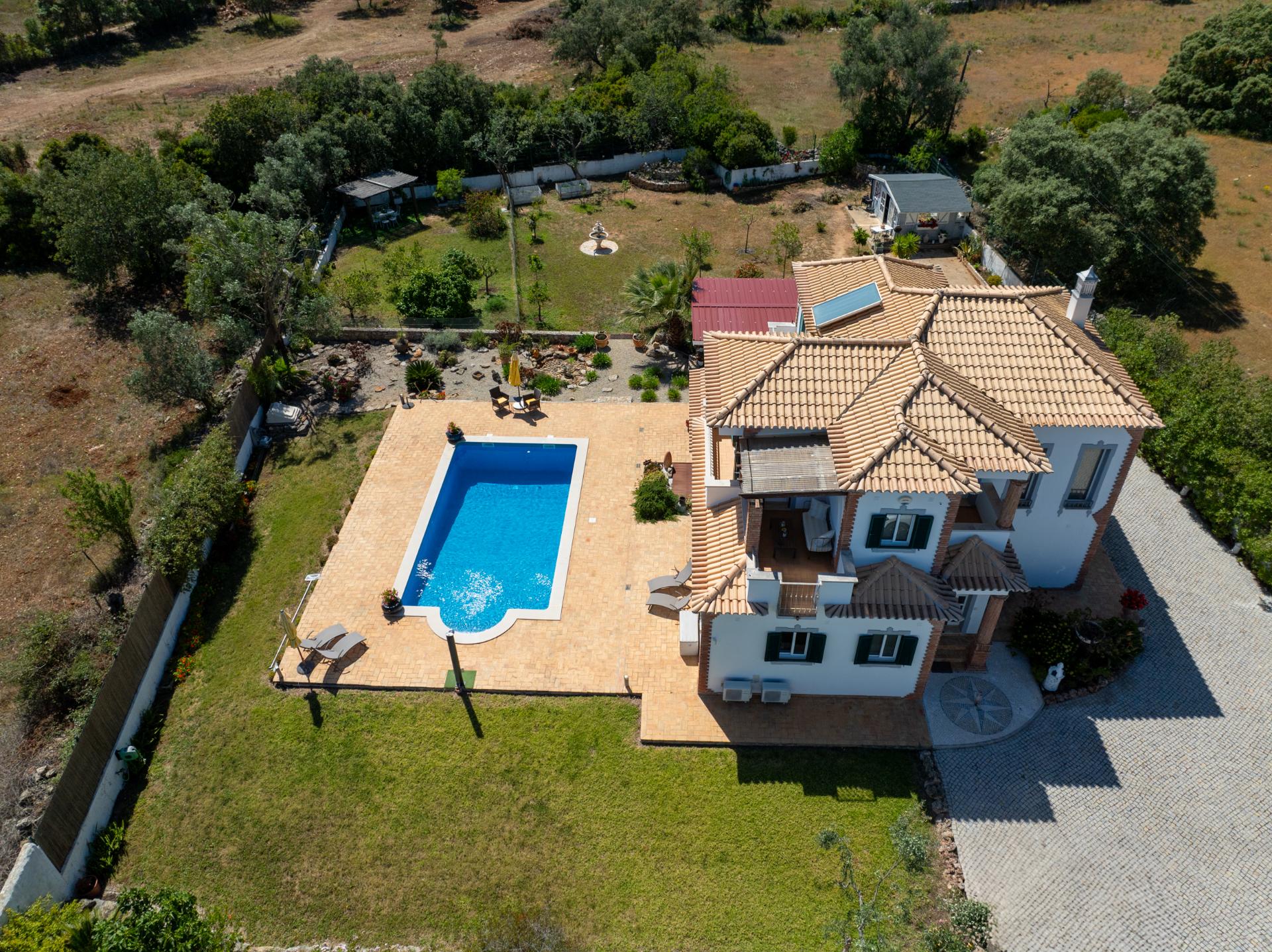 EXCLUSIVIDADE

Moradia de qualidade situada a 5mn de Loulé, com 3 quartos e piscina