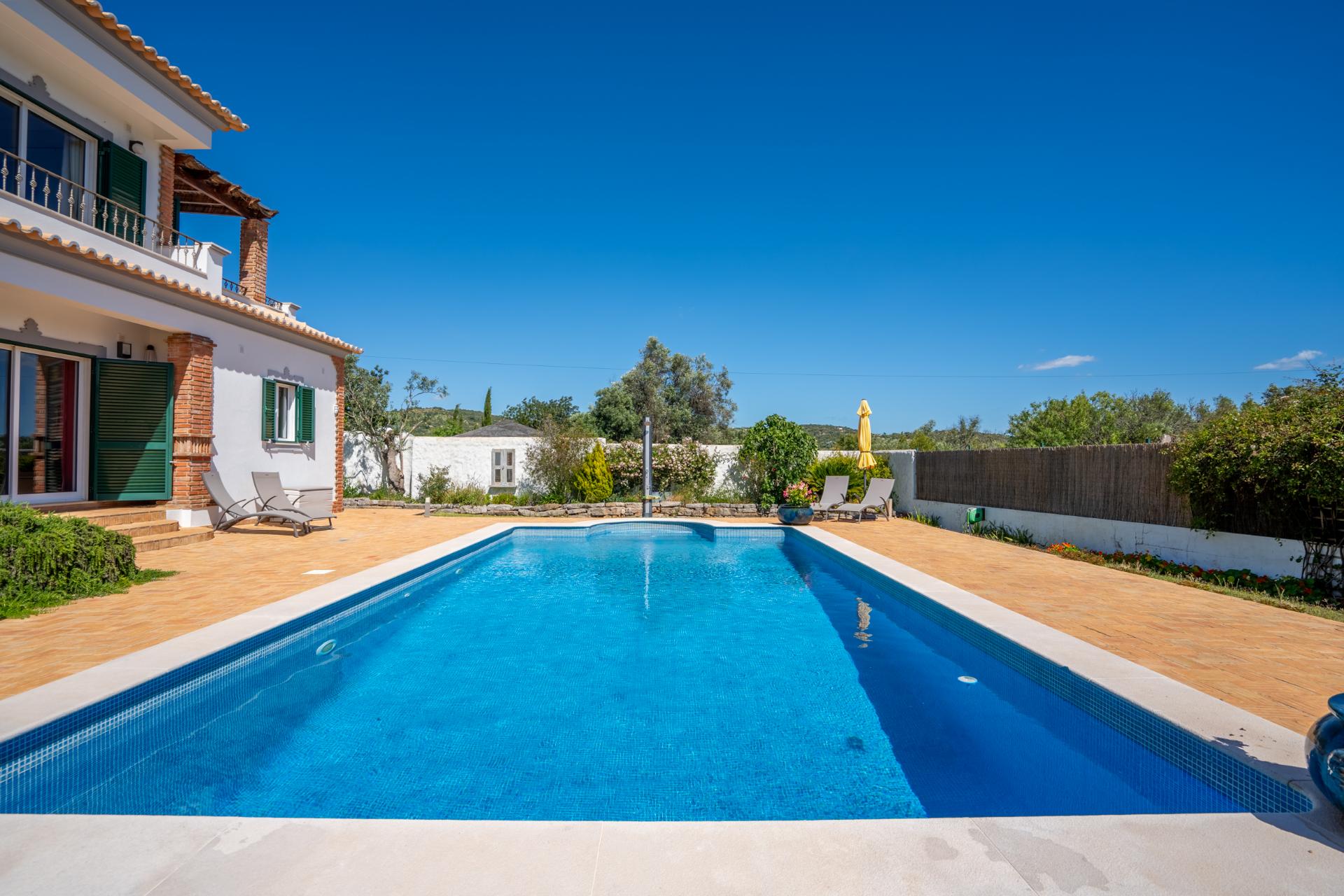 EXCLUSIVIDADE

Moradia de qualidade situada a 5mn de Loulé, com 3 quartos e piscina