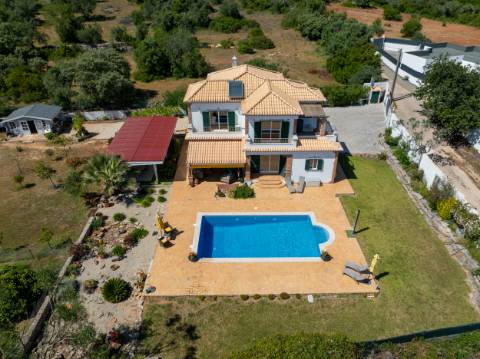 EXCLUSIVIDADE

Moradia de qualidade situada a 5mn de Loulé, com 3 quartos e piscina