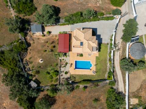 EXCLUSIVIDADE

Moradia de qualidade situada a 5mn de Loulé, com 3 quartos e piscina