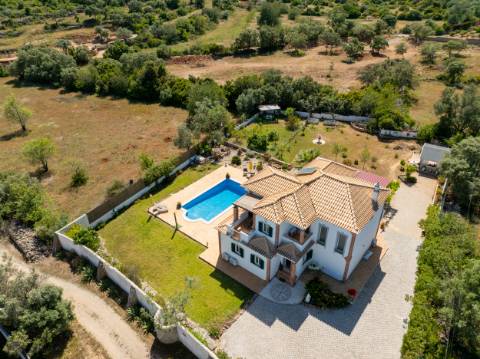 EXCLUSIVIDADE

Moradia de qualidade situada a 5mn de Loulé, com 3 quartos e piscina