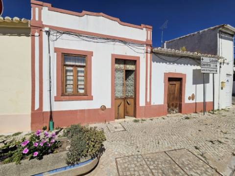 EXCLUSIVIDADE- Ruina no centro de Salir com imenso potencial!