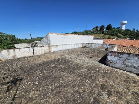 EXCLUSIVIDADE- Ruina no centro de Salir com imenso potencial!