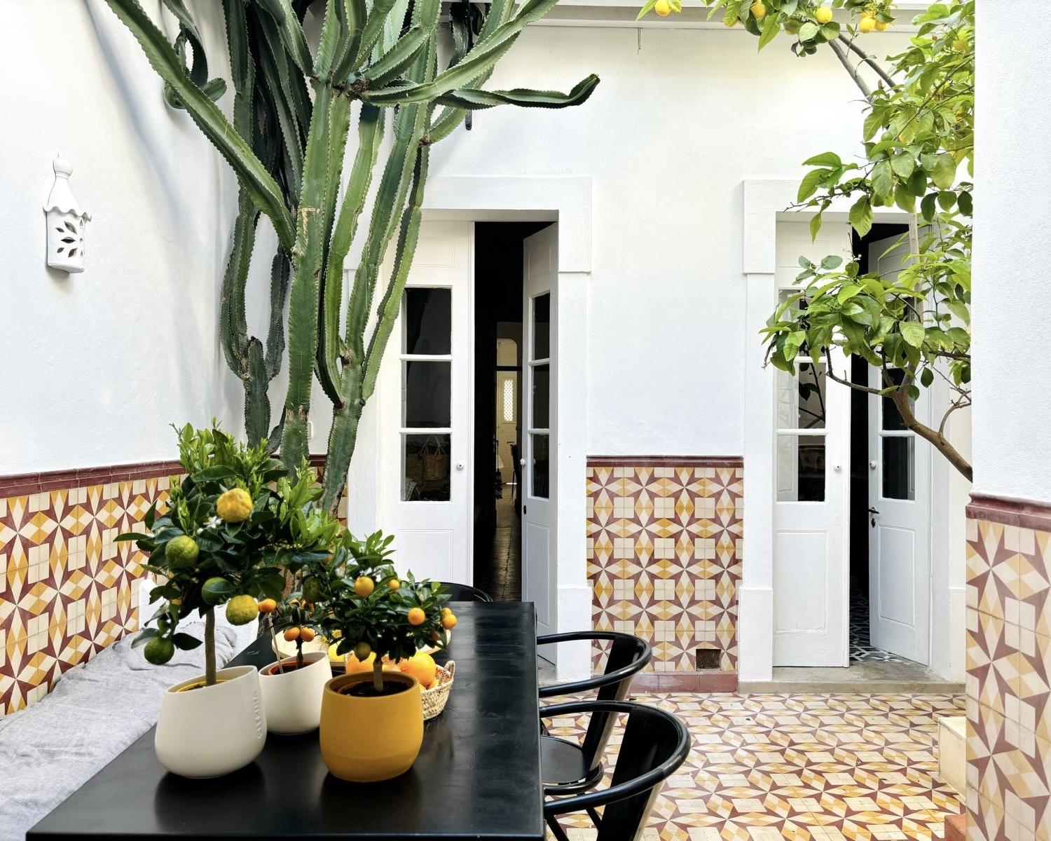 Casa geminada cheia de charme I Arquitetura tradicional I 2 quartos +1 I Pátio I Tanque I Terraços I Baixa Olhão