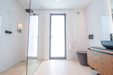 Moradia Contemporânea de Luxo com Vista Mar à Venda em Almancil