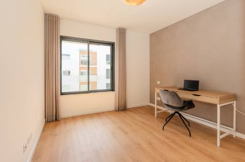 Apartamento T3 semi-novo com garagem