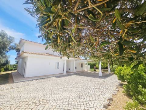 Magnífica moradia 4 quartos e piscina de qualidade superior com vista mar a poucos minutos de Moncarapacho