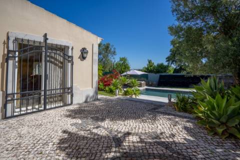 EXCLUSIVIDADE

Magnifica propriedade terrea num jardim maduro.