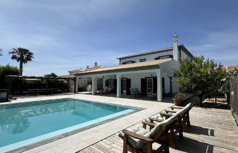 Elegante Moradia V5 com Piscina, Jacuzzi e Amplas Áreas de Lazer